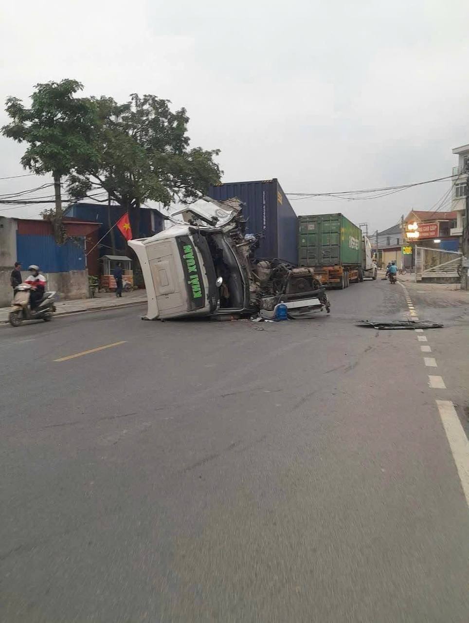 đường 352 – Quang Cư , Quảng Thanh , Thuỷ Nguyên , Hải Phòng : 2 xe container var nhau chưa rõ thiệt hại